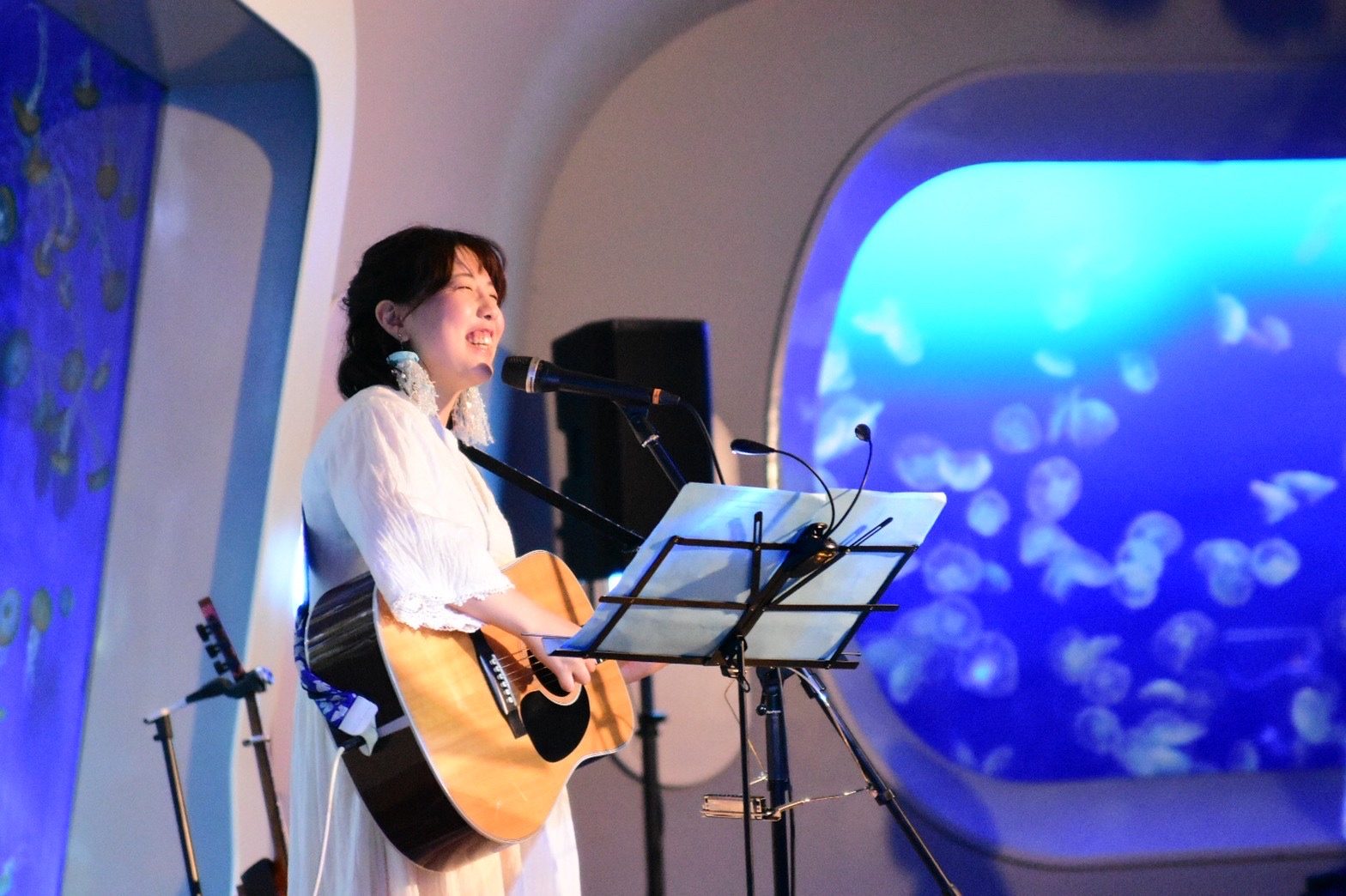 新江ノ島水族館でのよこたちひろの弾き語りライブの様子